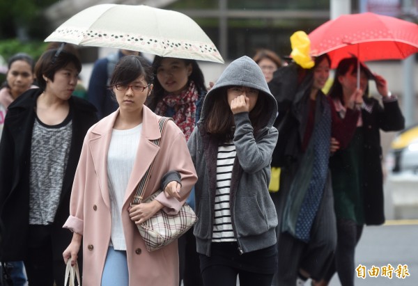 環保署表示，今日降雨數值並無異常，但仍提醒民眾攜帶雨具。（資料照，記者簡榮豐攝）