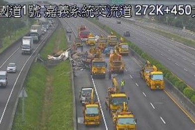 中山高北上272K拖板車相撞，主線道封閉。（取自國道高速公路局）