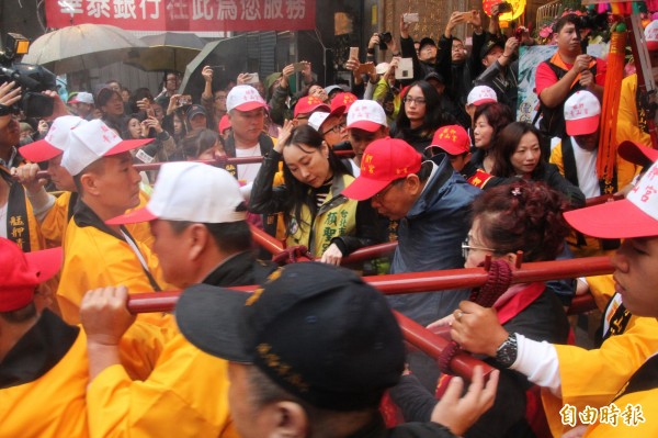 今天為今年青山靈安尊王夜巡首日，台北市長柯文哲今天出席遶境儀式。（記者鍾泓良攝）