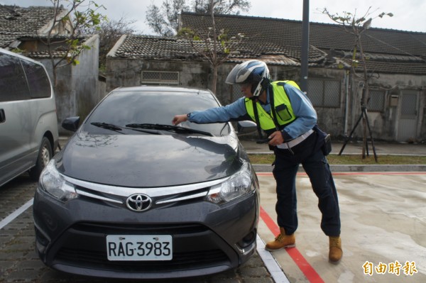 澎湖停車收費由收費員開單，放置在車輛上面，再由車主前往超商繳費。（記者劉禹慶攝）