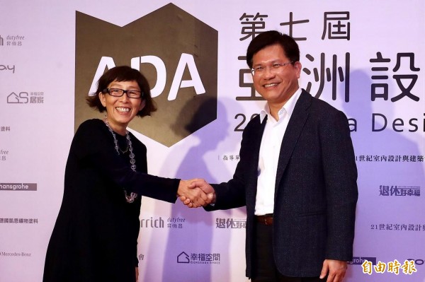 ADA亞洲設計獎在台中舉行，市長林佳龍（右）受邀與普立茲克獎得主妹島和世（左）對談。（記者黃鐘山攝）