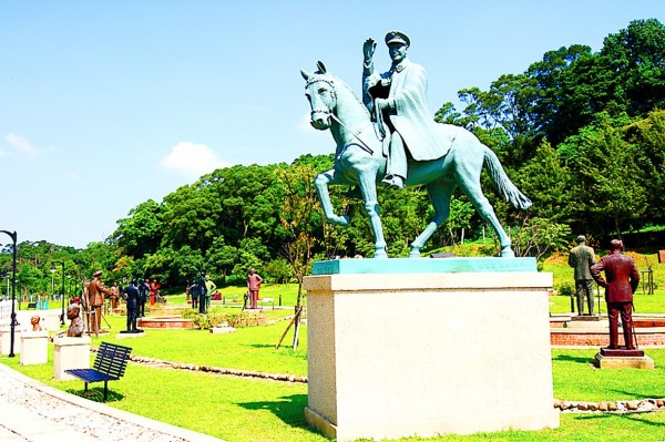 
Chiang Kai-shek statues are pictured at the Cihu Mausoleum in Taoyuan yesterday.
Photo: CNA