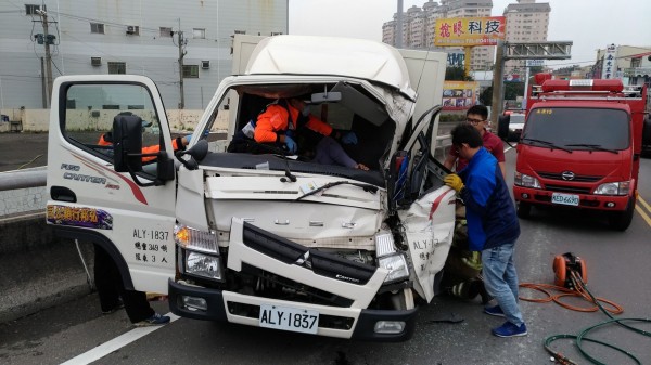 男子搶快上路橋，追撞前車，自己卡車內。（記者黃文瑜翻攝）