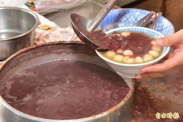 一碗熱呼呼的紅豆湯圓，在寒冷冬天暖胃又暖心。（記者張議晨攝）