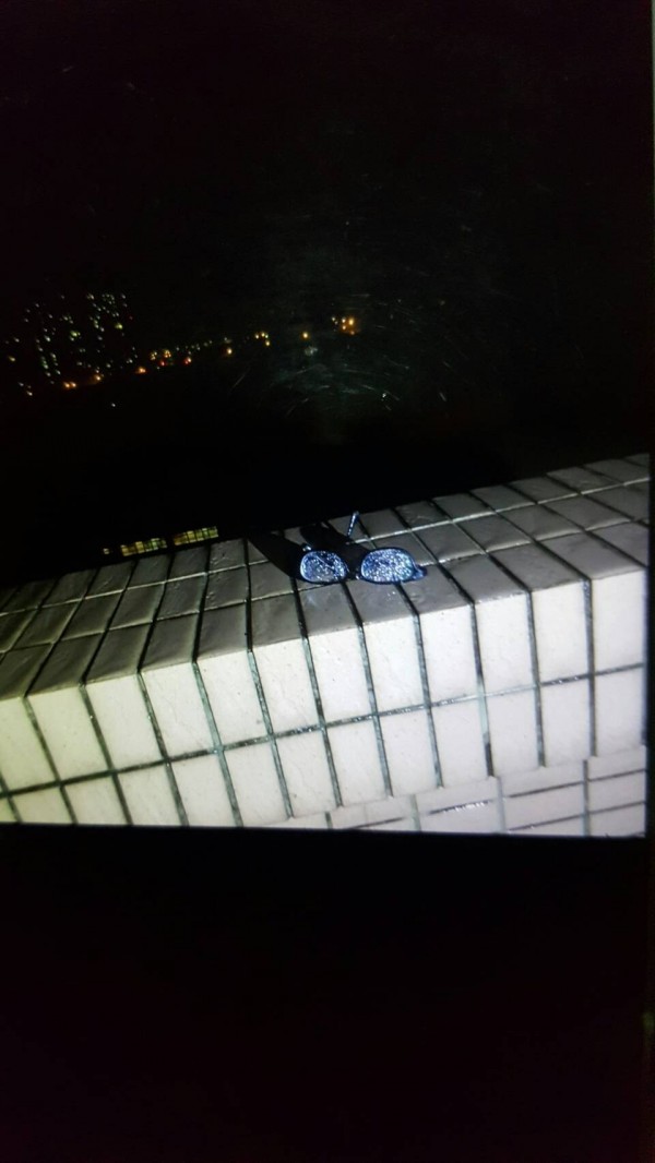 桃園市某大學驚傳一名男大生跳樓，警方在墜樓地點的頂樓，找到這名男大生遺留下來的眼鏡。（記者魏瑾筠翻攝）