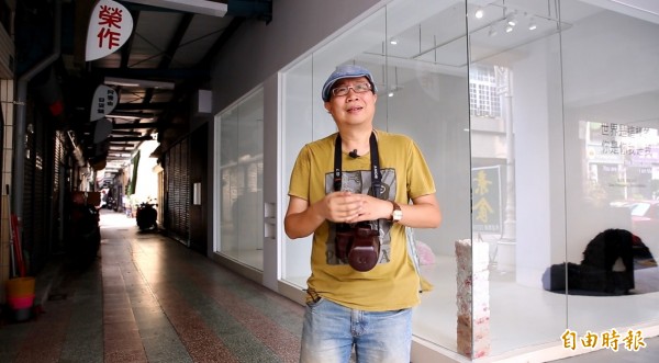 沈政璋醫師在鹽埕區開業已16年，喜歡用相機記錄鹽埕之美。（記者潘自強攝）