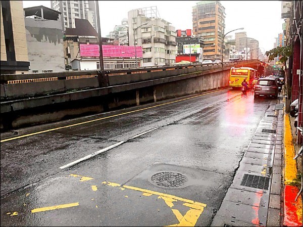 文化大學推廣部一名職員在騎機車返家行經台北市中正橋頭時，無故遭受槍擊受傷。（取自臉書，記者王冠仁翻攝）