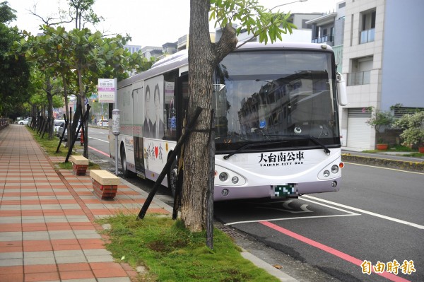 台南府城客運，又傳司機出事。（記者王捷攝）