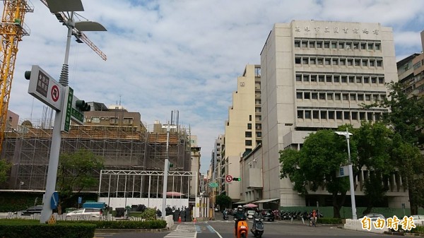 舊高市圖書總館緊鄰民生、中華路口，左側正在蓋大樓。（記者王榮祥攝）