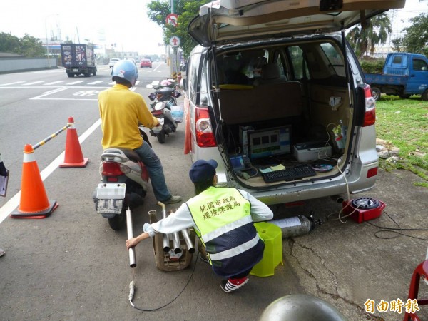 市府環保局路邊攔檢機車排氣情形。（記者陳昀攝）