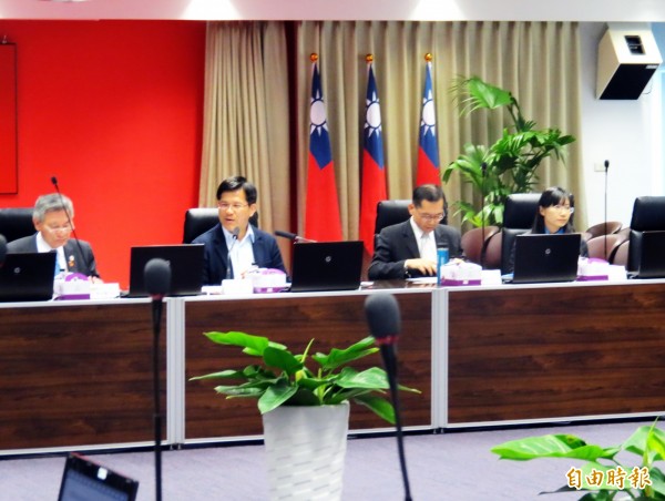 台中市長林佳龍（左2）主持經濟發展諮詢會議，討論台中ACG及影視產業。（記者張菁雅攝）
