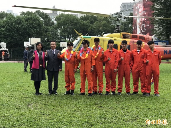 為提供航空維修實務教學使用,內政部空勤總隊致贈台北市滬江高中,一架除役UH-1H救護機,今天上午10點直接飛抵滬江高中操場降落,近1500名觀禮師生引領而望,現場一片驚呼。(滬江高中提供) 為提供航空維修實務教學使用,內政部空勤總隊致贈台北市滬江高中,一架除役UH-1H救護機,今天上午10點直接飛抵滬江高中操場降落,近1500名觀禮師生引領而望,現場一片驚呼。(滬江高中提供)