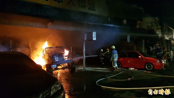 中古車行暗夜大火燒7車鄰檳榔攤兩老嗆傷送醫 社會 自由時報電子報