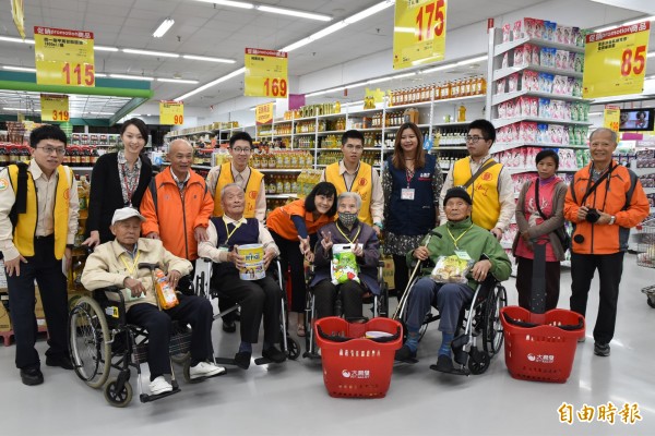 弘道基金會今天帶著長輩們逛大賣場採買需要物資。（記者黃淑莉攝）