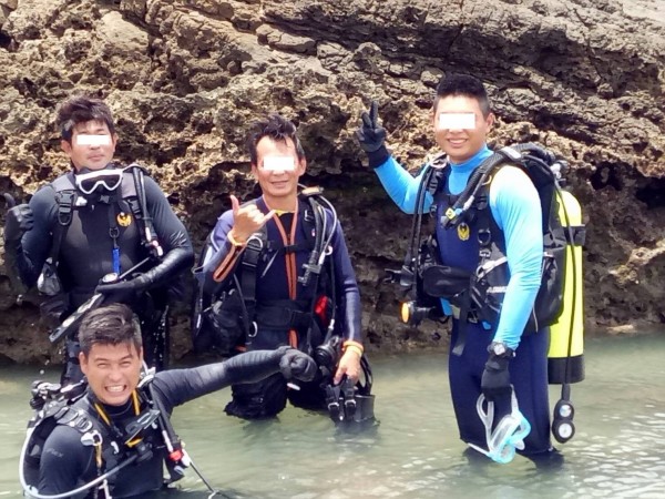 李俊宏（左前）是新園消防分隊的義消小隊，生前熱愛潛水，常出動搜援救溺。（記者陳彥廷翻攝）