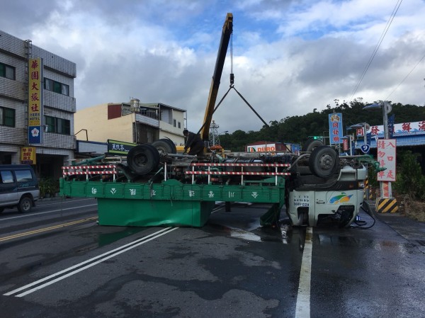 黃姓男子酒駕上路，駕駛大貨車爆胎翻覆橫躺。（記者陳賢義翻攝）