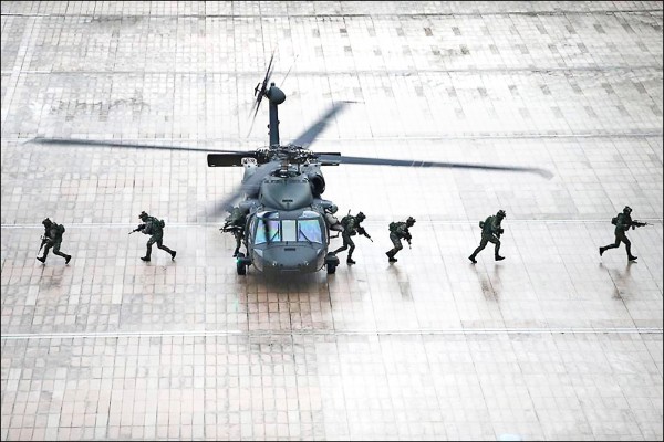 陸軍昨派出UH-60M黑鷹直升機搭載特戰小組，在國防部博愛特區執行快速應援及反特攻操演。（國防部提供）