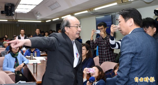 立法院社會福利及衛生環境委員會13日審查預算案，時代力量立委徐永明（右）突然提出，之前衛環和經濟聯席委員會所審查通過的勞基法修正案，過程有缺失應屬無效。民進黨立院黨團總召柯建銘（左）聞訊趕赴衛環委員會，與徐永明發生口角衝突。（記者朱沛雄攝）