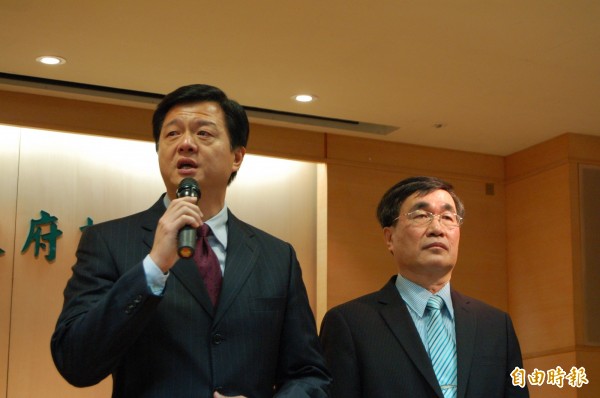 李四川（右）重申不可能與老長官周錫瑋（左）競逐，參選新北市長也不在他的人生規劃裡頭。。（資料照。記者何玉華攝）