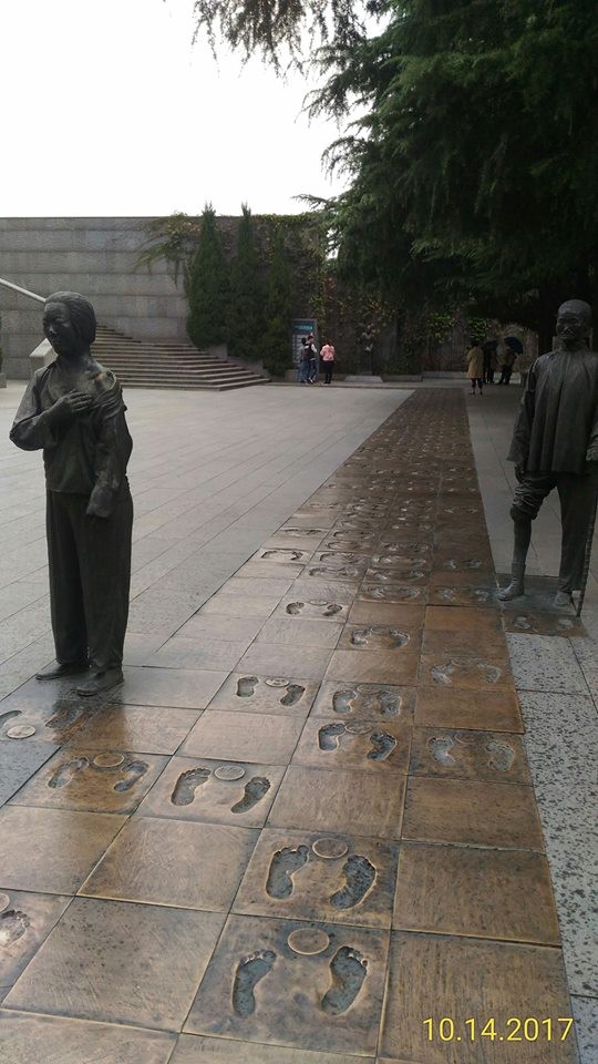 黃智賢在臉書分享參訪大屠殺遇難同胞紀念館畫面。（圖擷取自黃智賢臉書）