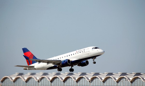 今天下午一架達美航空班機，疑因為漏油意外，緊急降落東京成田機場。圖非發生意外班機。（路透）