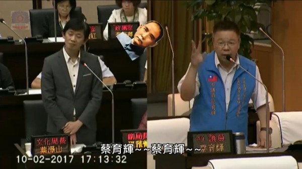面對蔡育輝（右）的質詢，葉澤山（左）微笑以對。（記者邱灝唐翻攝）