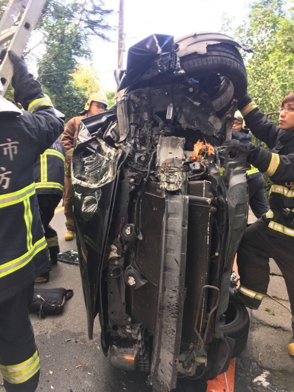 賴男駕駛汽車，下坡不慎，左輪擦撞邊坡後翻車，車頭全毀。（記者陳薏云翻攝）