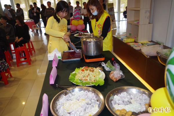 新住民準備異國美食，讓人食指大動。（記者林國賢攝）