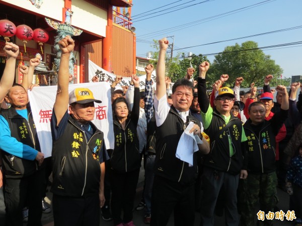 太平玉旨奉天宮主委陳東林率信徒抗議國有財產署未溝通拆廟，國有財產署則表示早已告知要返還土地，對方不還才訴訟並勝訴。（記者蘇金鳳攝）