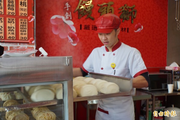 熱騰騰的饅頭，看了讓人食指大動。（記者詹士弘攝）