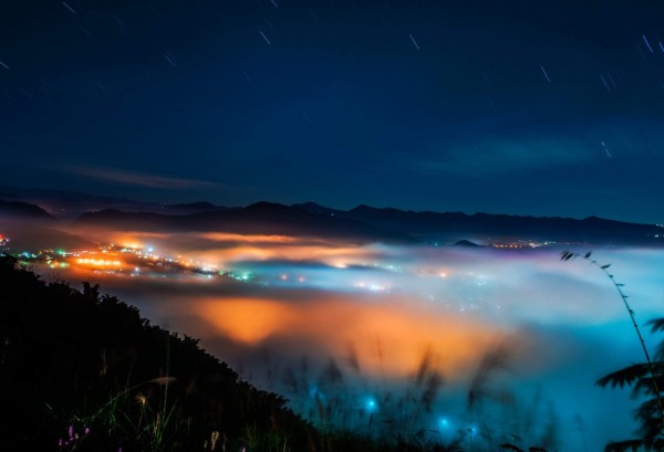 埔里盆地冬季經常雲霧繚繞與燈火相映，宛如仙境。（李中興提供）