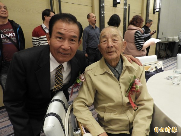 台南市將軍區玉山里90歲老鄰長吳新傳（右），在該里里長陳富全（左）偕同下參加績優里鄰長表揚大會。（記者洪瑞琴攝）