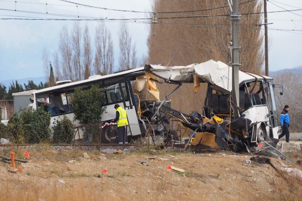 法國南部鐵路發生火車與校車對撞的交通事故，造成至少6名學生死亡。（法新社﹚