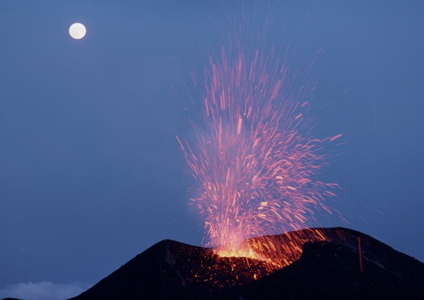 日本廣島高等法院，考慮到四國地區的伊方核能發電廠鄰近活火山「阿蘇山」，裁定停止伊方核能發電廠暫停運作。（圖為火山示意圖）