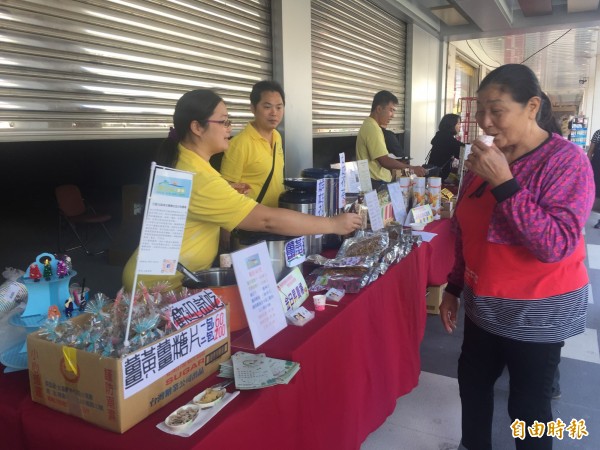 台東縣農會推廣有機及友善農產品，吸引民眾到場。（記者張存薇攝）