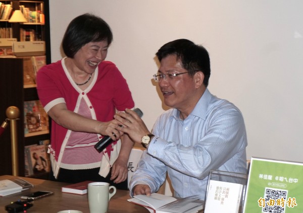 林佳龍明天與夫人廖婉如要參加反空污遊行。(記者蔡淑媛攝) 林佳龍明天與夫人廖婉如要參加反空污遊行。(記者蔡淑媛攝)