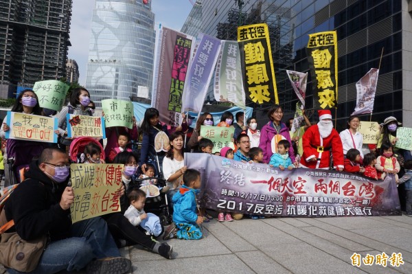 環團、親子團體等公民團體連6天在市府抗議空污。(記者蔡淑媛攝) 環團、親子團體等公民團體連6天在市府抗議空污。(記者蔡淑媛攝)
