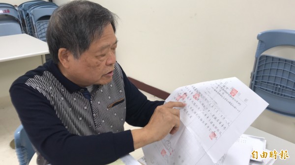 范振宗拿著他過去寄給桃園仁愛之家董事會的存證信函說,在董事長李震淮專權下,他的聲音根本就不被重視。(記者黃美珠攝) 范振宗拿著他過去寄給桃園仁愛之家董事會的存證信函說,在董事長李震淮專權下,他的聲音根本就不被重視。(記者黃美珠攝)