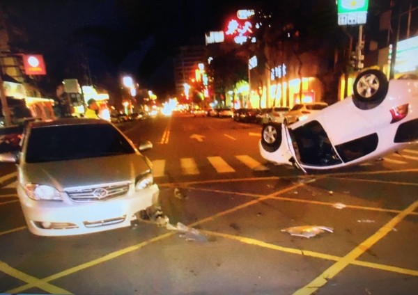 台中大里16日晚上發生一起車禍，藍姓駕駛疑似分心，撞上對向準備左轉，由蔡姓男子駕駛的自小客車，藍男的車子並失控翻覆，車上母女3人受傷送醫。（記者陳建志翻攝）