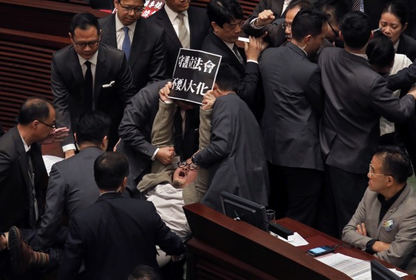 香港立法會通過議事規則修訂，民主派則憂慮未來香港立法會可能會「人大化」，將輕易通過「23條」、「國歌法」與「一地兩檢」等爭議性法案。（美聯社）