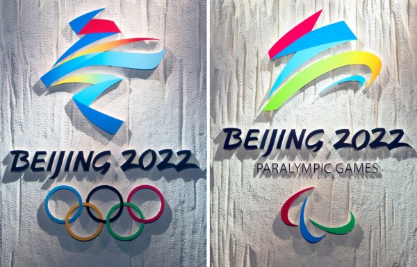 2022北京冬奧會徽為「冬夢」（左），帕運會徽則為「飛躍」（右）。（美聯社）