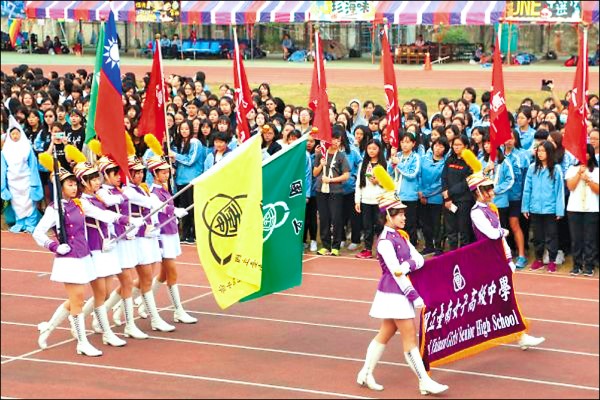 台南女中百歲校慶運動會，會旗進場。（記者洪瑞琴翻攝）