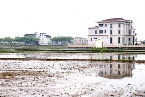 宜蘭縣代理縣長陳金德昨天明確表示，農舍不一定要臨路，只要農業設施臨路就行，新標準最快元旦上路。（資料照）