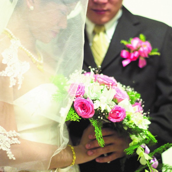 黃姓男子婚宴後兩年仍未完成結婚登記，怒批女方無履行婚約之意，害他在親友間成為笑柄，請求解除婚約、並求償，卻被女方列舉惡習打臉。（情境照）