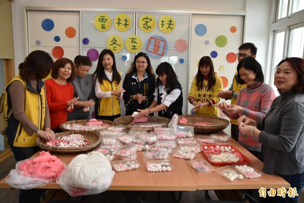 莊氏宗親會成員今天與雲林家扶寄養媽媽們一起搓湯圓，將分送給寄養孩童溫暖他們的心。（記者黃淑莉攝）