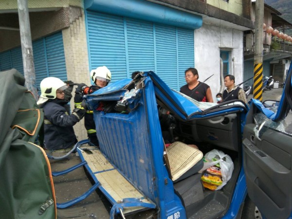 被撞的54歲余姓駕駛是萬榮鄉馬遠村人，正準備返家卻遭追撞導致車頭自撞電線桿，車頭嚴重變形，由消防局破壞車體結構拉出傷者送醫。（消防局提供）