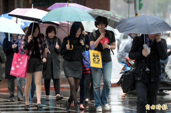 今明兩天北部及東半部迎風面有局部雨，民眾會感覺天氣更趨濕冷，週三新一波偏乾冷的冷氣團南下，在輻射冷卻下，平地恐出現10度左右的低溫。（資料照，記者林正堃攝）