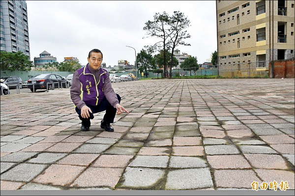 中壢區新街國小後方閒置的廣場用地，地磚因重車輾壓塌陷、凹凸不平。（記者李容萍攝）