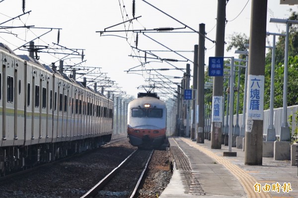 高鐵延伸屏東可望在台鐵六塊厝車站周邊設站。（記者侯承旭攝）