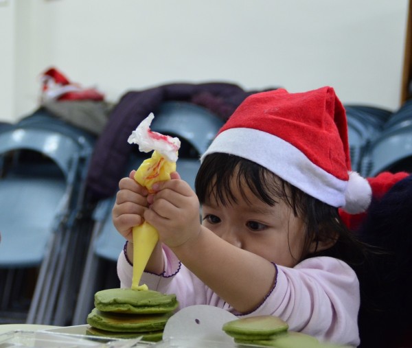 三星鄉立幼兒園小朋友，今化身小小烘焙師，利用鬆餅製作聖誕樹。（三星鄉公所提供）